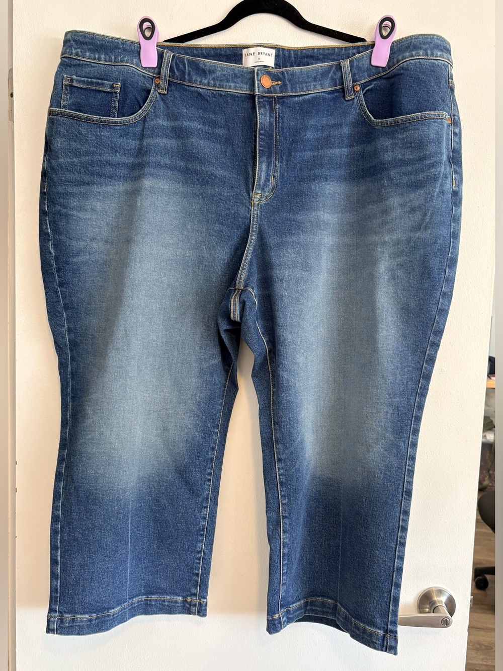 Lane Bryant FLEX MAGIC WAISTBAND
SIGNATURE FIT
MID-RISE STRAIGHT CROP - size 28